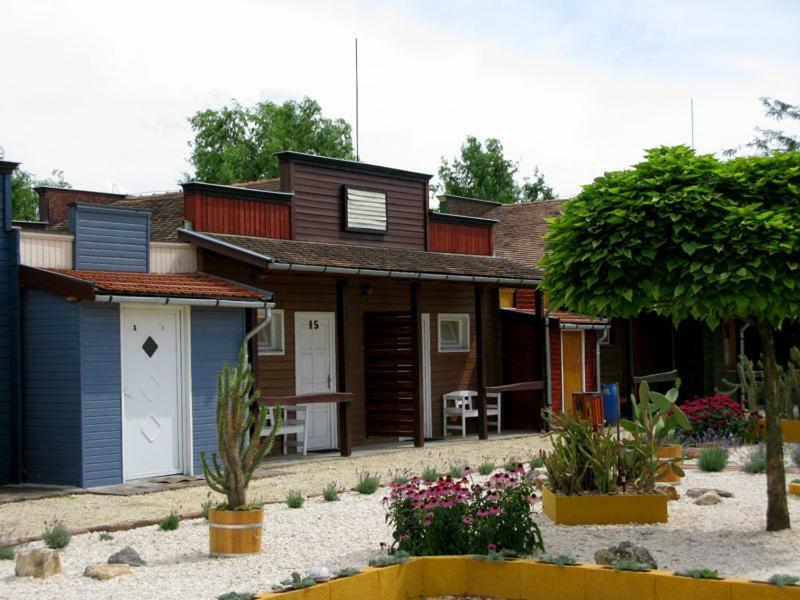 Convoy Panzio Bed & Breakfast Szajol Екстериор снимка