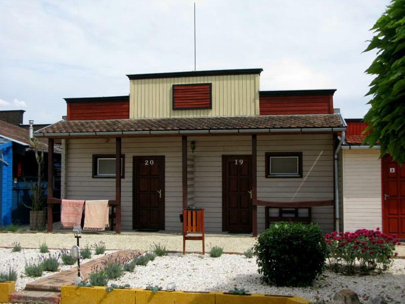 Convoy Panzio Bed & Breakfast Szajol Екстериор снимка